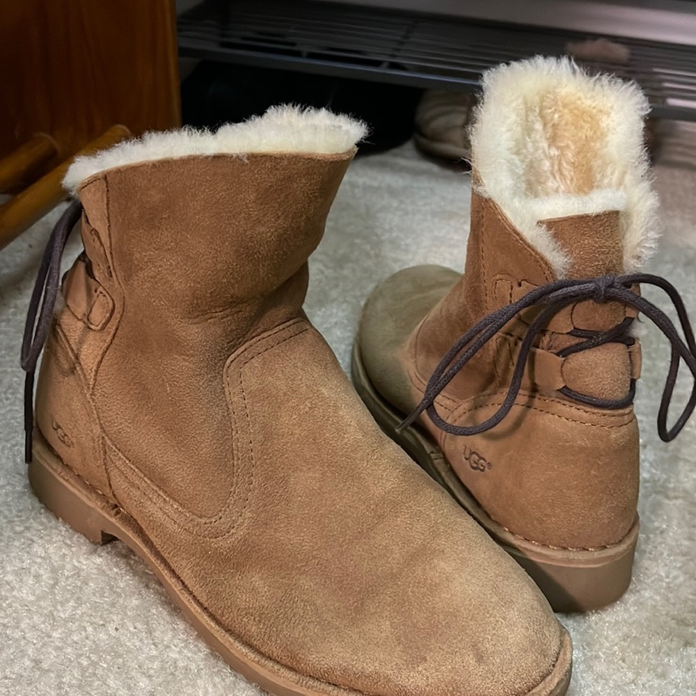 Slim Naiyah UGG boots with laces on the back